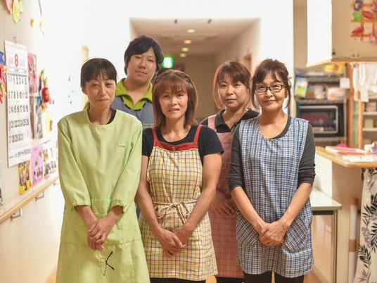 スタッフ笑顔の廊下