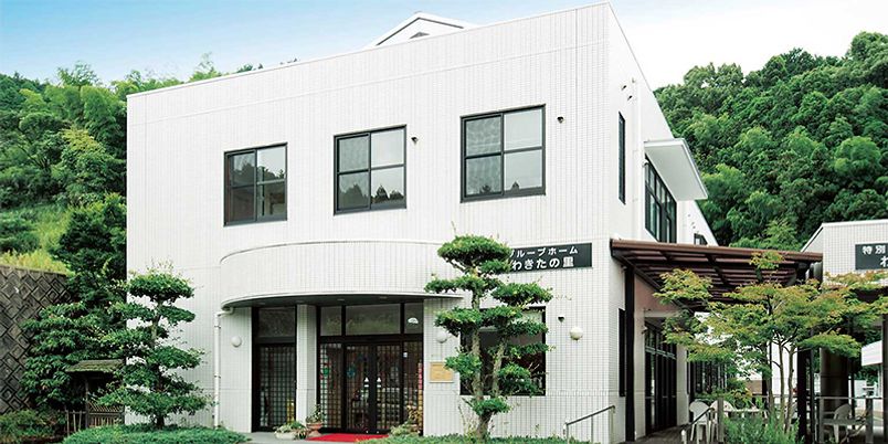 緑豊かな建物外観