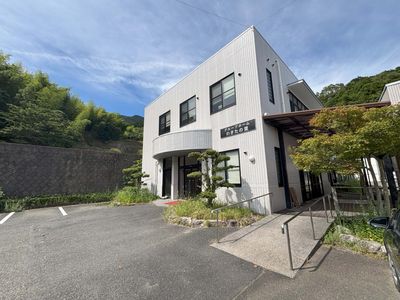 自然に囲まれた建物外観