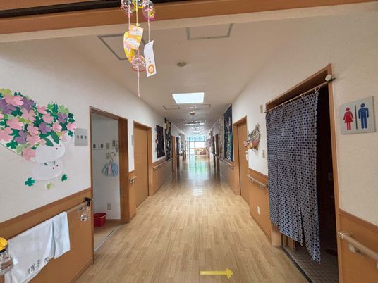 自然光の差し込む廊下