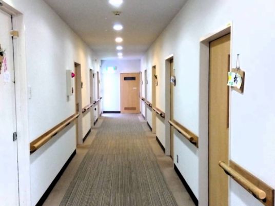 キレイな施設の通路