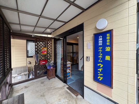 明るい玄関前  