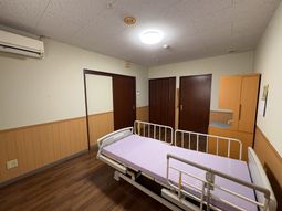 居室のベッドと家具