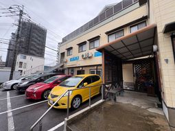 車が並ぶ建物の外観