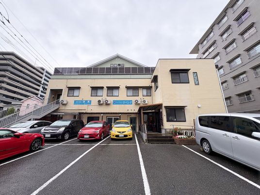 駐車場のある外観