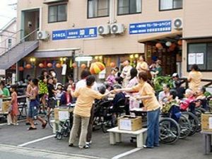 施設前の活気ある様子