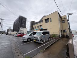 車両が並ぶ建物外観