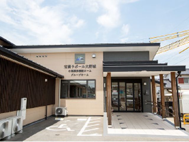 明るいエントランス エントランス 清潔感あるエントランスは、来訪者を温かく迎えてくれます。段差も少なく、安心してお越しいただけます。