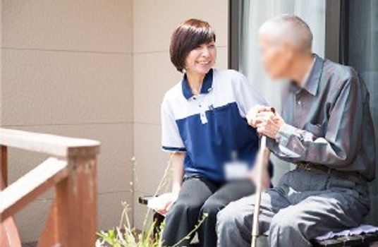 休憩中のスタッフと利用者