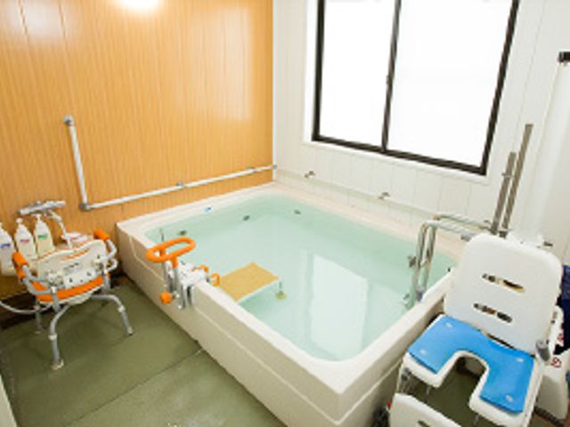 快適な浴室 浴室 手すりや椅子が備えられており、安心してご利用いただける清潔な浴室です。