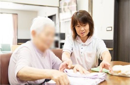 談笑する二人の様子