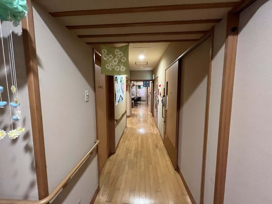 廊下の手すりと飾り