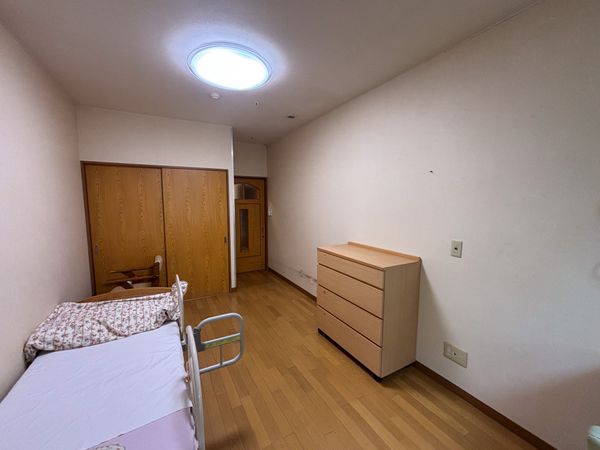 居室のベッドと収納  