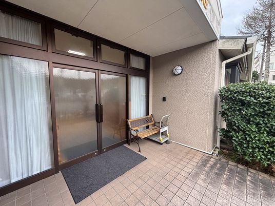 ベンチのある玄関前  