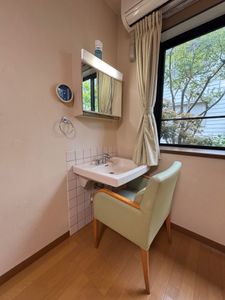 窓際の洗面台  