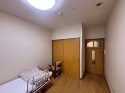木目扉の居室  