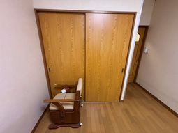 椅子と引き戸の廊下  