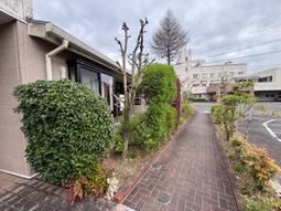 緑の植栽が続く外観  