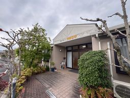 緑に囲まれた施設外観  