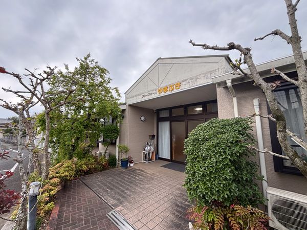 緑に囲まれた施設外観  