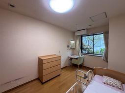 明るい居室の洗面台  