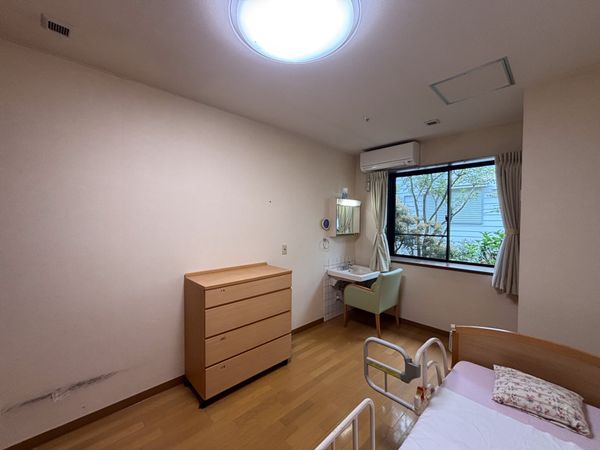明るい居室の洗面台  