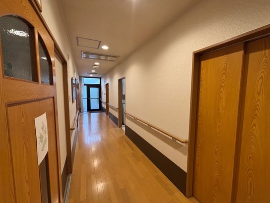 手すり付きの廊下  