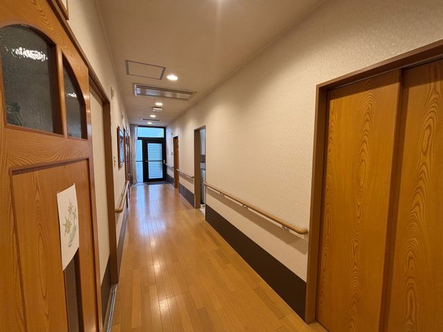 手すり付きの廊下  
