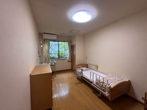 明るい個室の居室  