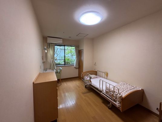 明るい個室の居室  