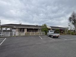 施設外観と駐車場  