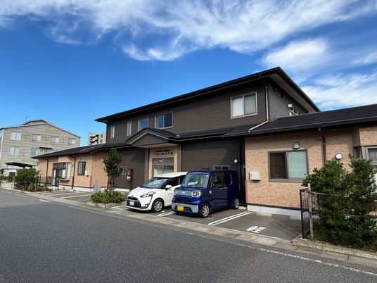 青空の下、施設の外観