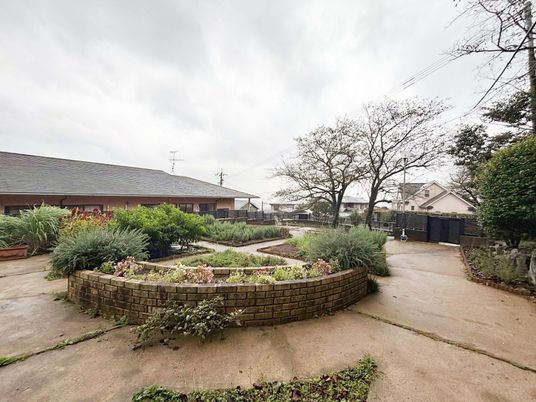 花壇のある中庭