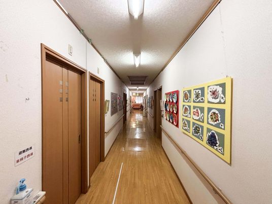 暖かみのある廊下