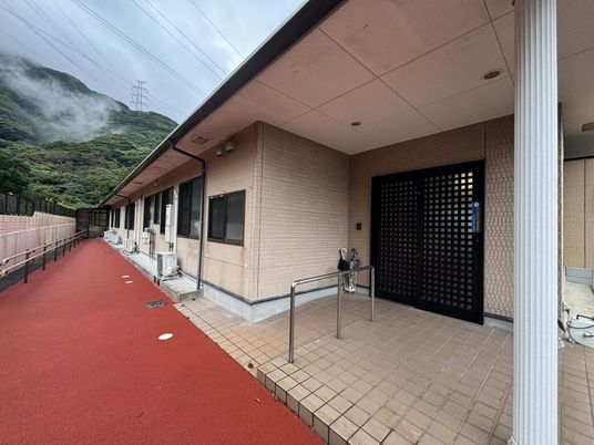 舗装された施設入口