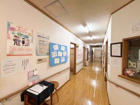 掲示物のある廊下
