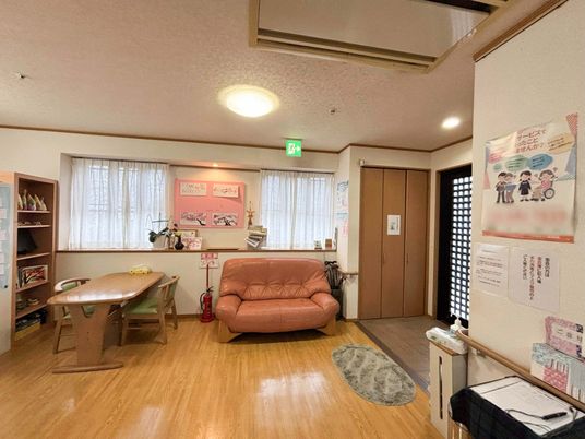 暖かい色調の共有スペース