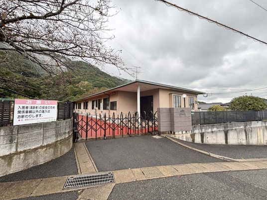 建物と周囲の風景