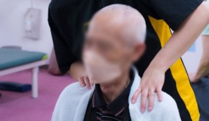 優しいケアを受ける場面