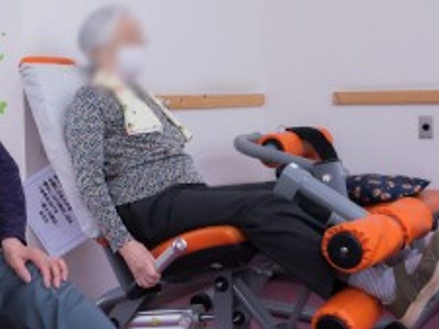 足のトレーニング機器 機能訓練室 利用者がリラックスしながら足のトレーニングを行える機器が設置されています。