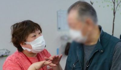 スタッフと対話する利用者
