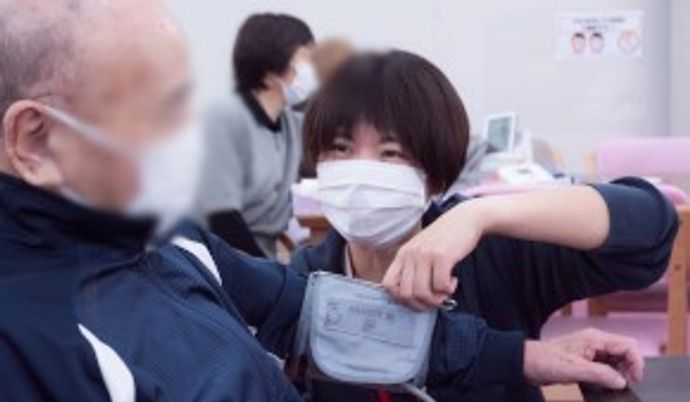 笑顔でケアするスタッフ