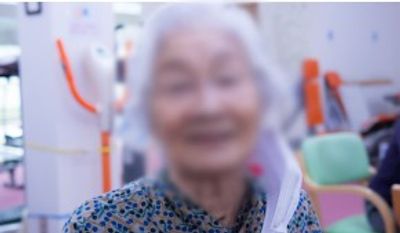 笑顔の高齢者見守り