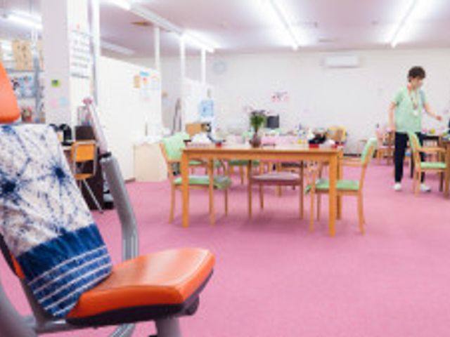 ゆったり過ごせる居室 ラウンジ ゆとりある配色のラウンジで、スタッフが丁寧なサポートを行っており、心地よい日々を送れる空間です。