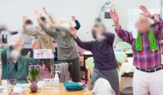運動をする高齢者たちの部屋