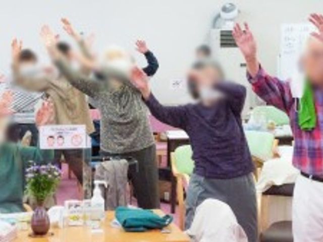 運動をする高齢者たちの部屋 機能訓練室 高齢者が集まり、楽しく体操をしている空間です。介護職の方には活気ある職場環境です。