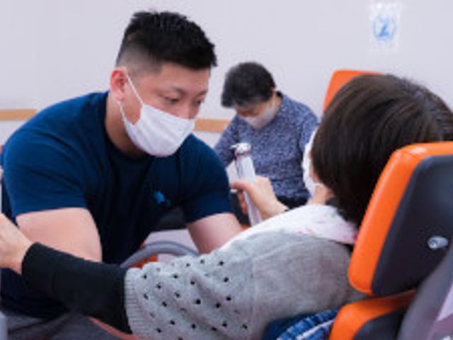機能訓練の様子 機能訓練室 安心のサポート体制を整えた明るい機能訓練室です。専門スタッフが優しく支えながらトレーニングを行っています。