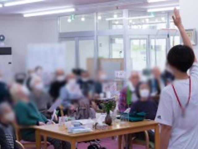活気ある集会の様子 多目的室 住民が集まり活動している賑やかな空間です。和やかな雰囲気の中で交流できます。