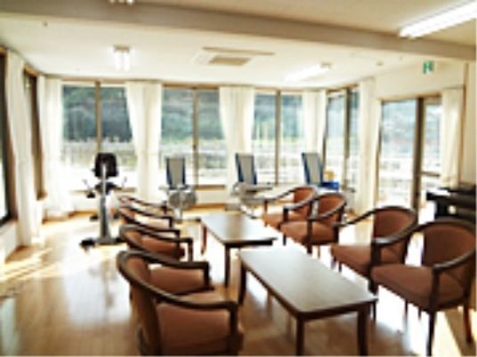 機能訓練室の明るい空間