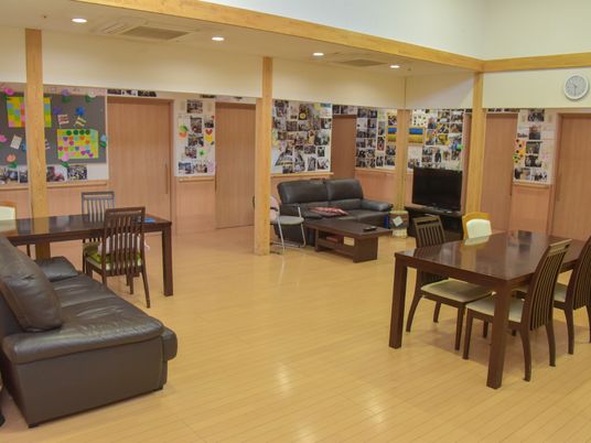 共有リビングの温かみのある空間